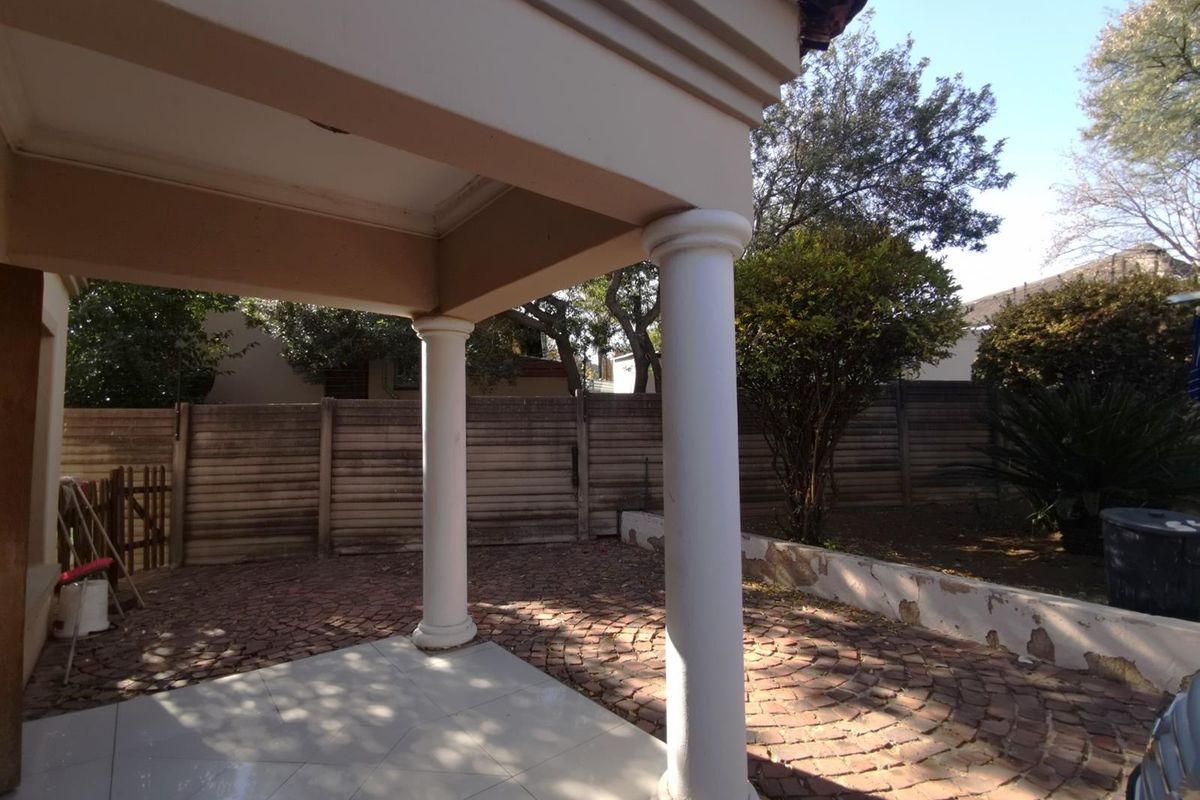 A villa where comfort and elegance meet the eye 5 bedroom, 3 bathroom, double garage for sale - Photo 2