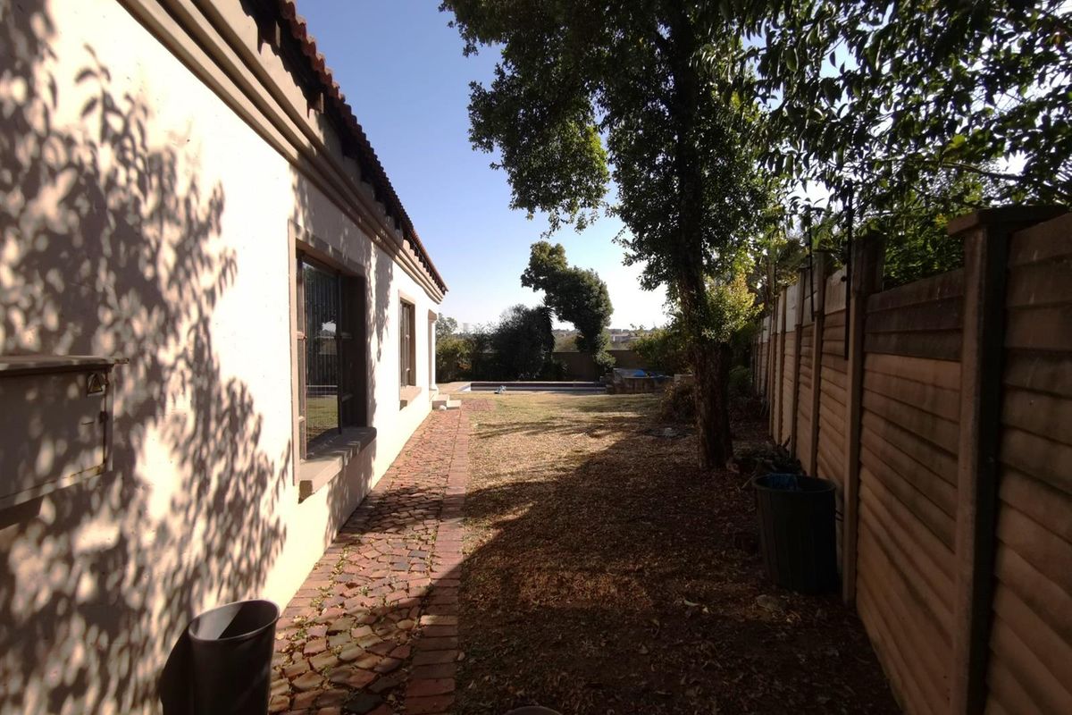 A villa where comfort and elegance meet the eye 5 bedroom, 3 bathroom, double garage for sale - Photo 4