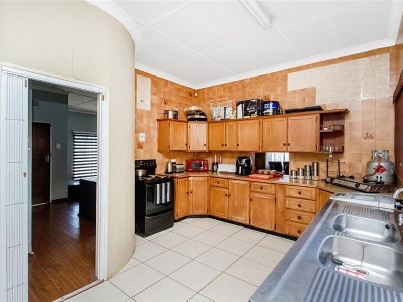 Spacious family home with workshop in sought after neighbourhood - Photo 8