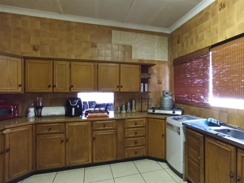 Spacious family home with workshop in sought after neighbourhood - Photo 6