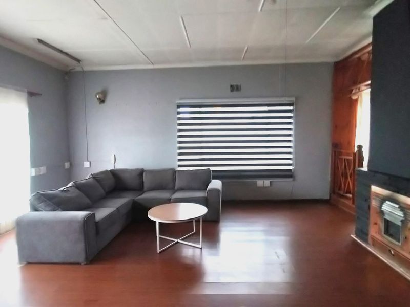 Spacious family home with workshop in sought after neighbourhood - Photo 4