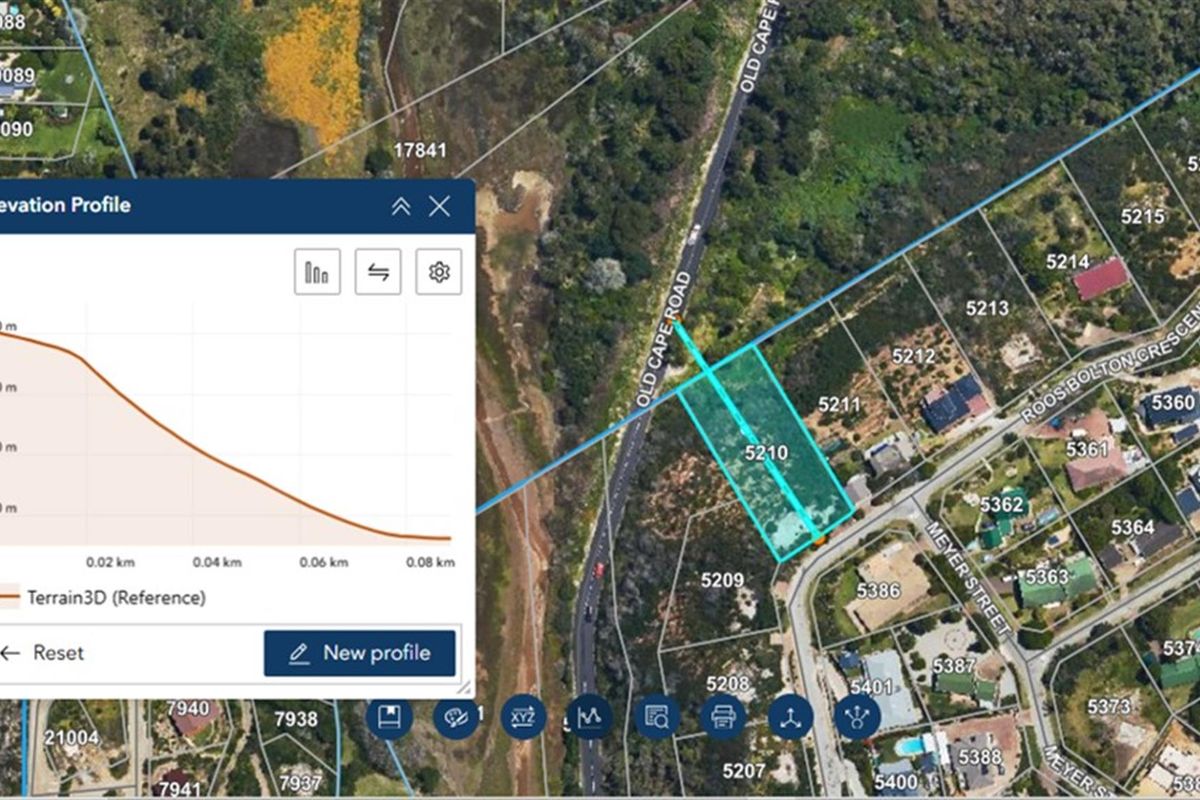 Aerial map view of the residential plot showing cadastral boundaries and a digital elevation profile overlay.