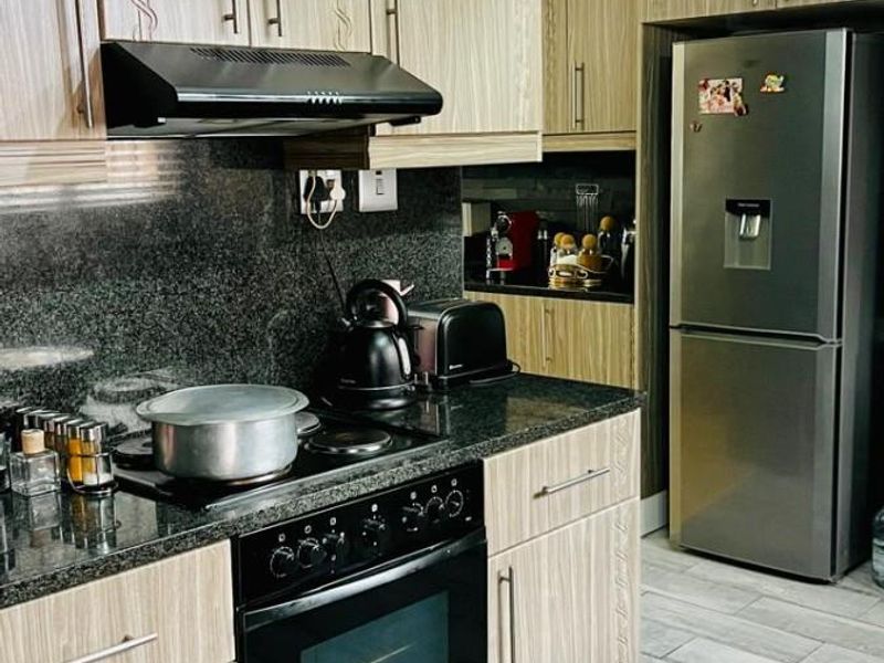 Immaculate Extended 3 Bedroom Duplex for Rent in Sunford - Photo 8