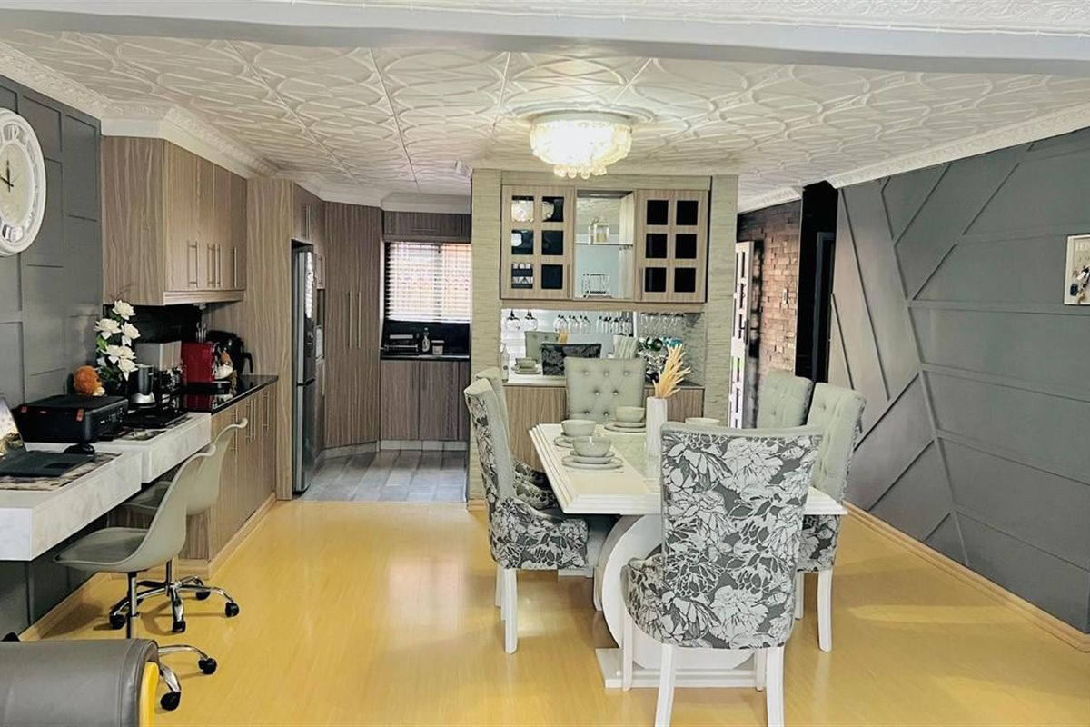 Immaculate Extended 3 Bedroom Duplex for Rent in Sunford - Photo 2