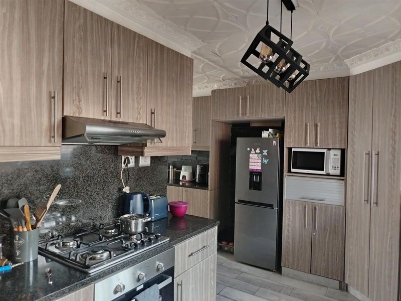 Immaculate Extended 3 Bedroom Duplex for Rent in Sunford - Photo 7