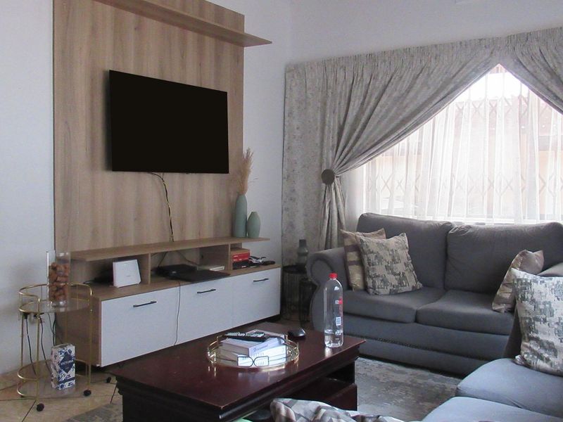 House For Sale in Florida Roodepoort - Photo 7