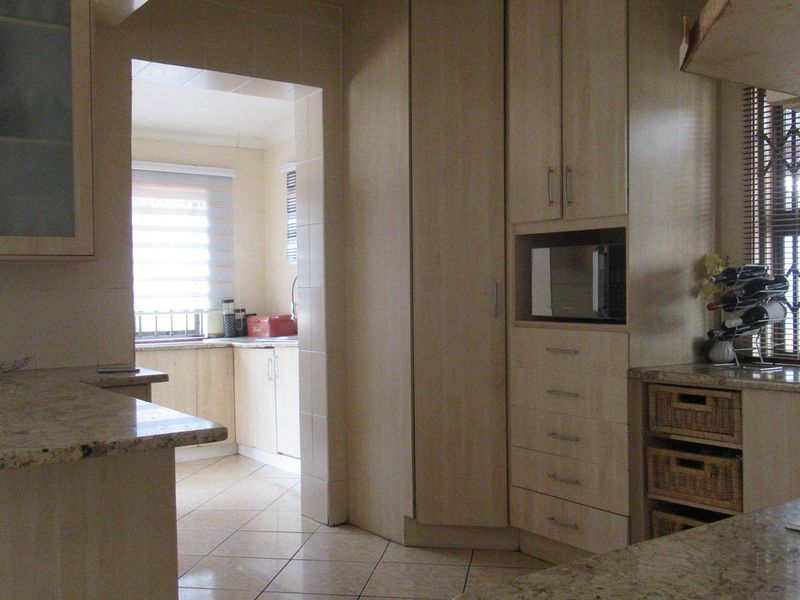 House For Sale in Florida Roodepoort - Photo 2