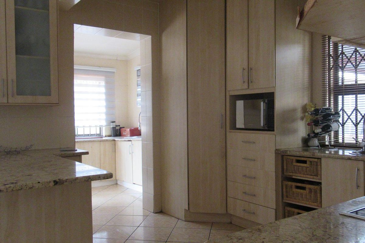 House For Sale in Florida Roodepoort - Photo 2