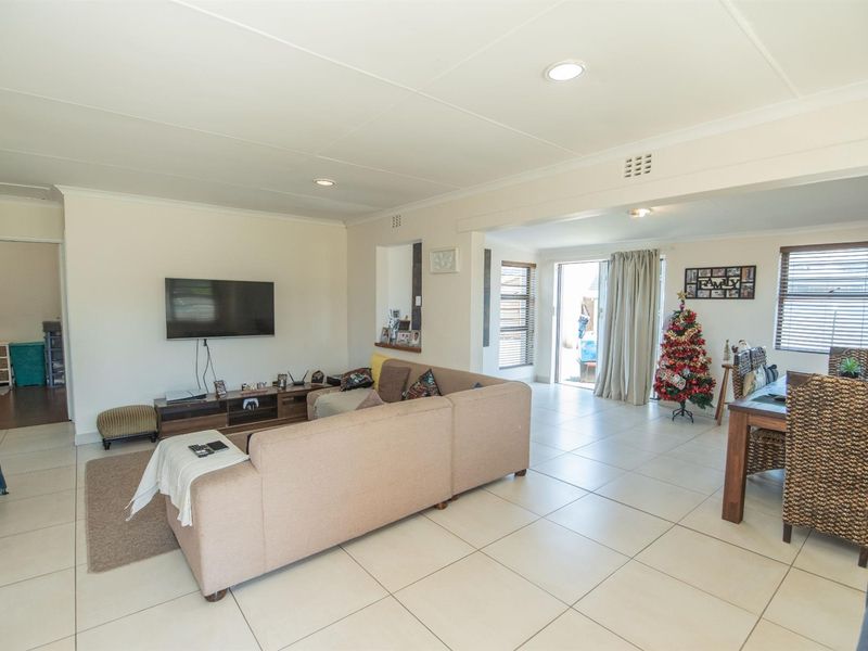Modern, Newly Renovated 2-Bedroom Home | Oakdene Complex, Overbaakens - Photo 7