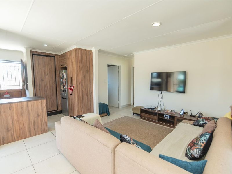 Modern, Newly Renovated 2-Bedroom Home | Oakdene Complex, Overbaakens - Photo 9