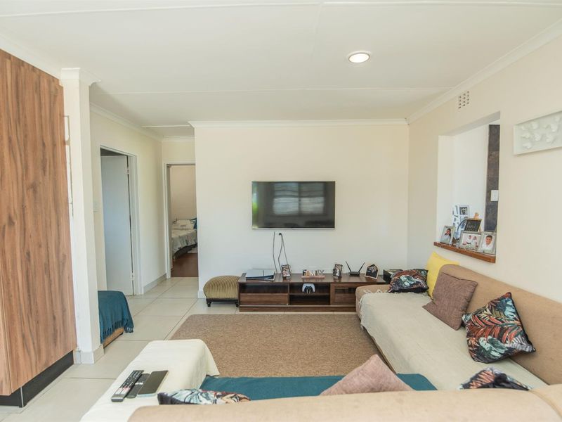 Modern, Newly Renovated 2-Bedroom Home | Oakdene Complex, Overbaakens - Photo 8