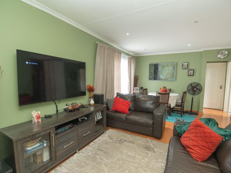 3 Bedroom Overbaakens Freestanding property for under R1mill - Photo 7