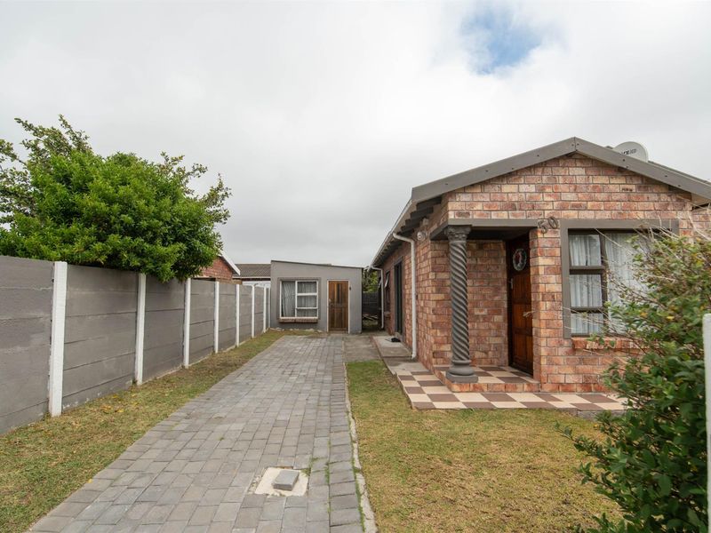 3 Bedroom Overbaakens Freestanding property for under R1mill - Photo 2