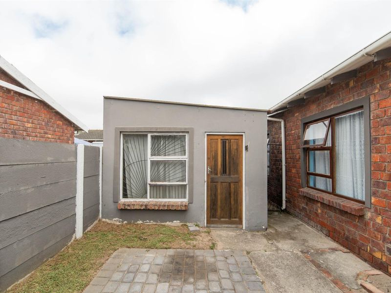 3 Bedroom Overbaakens Freestanding property for under R1mill - Photo 4