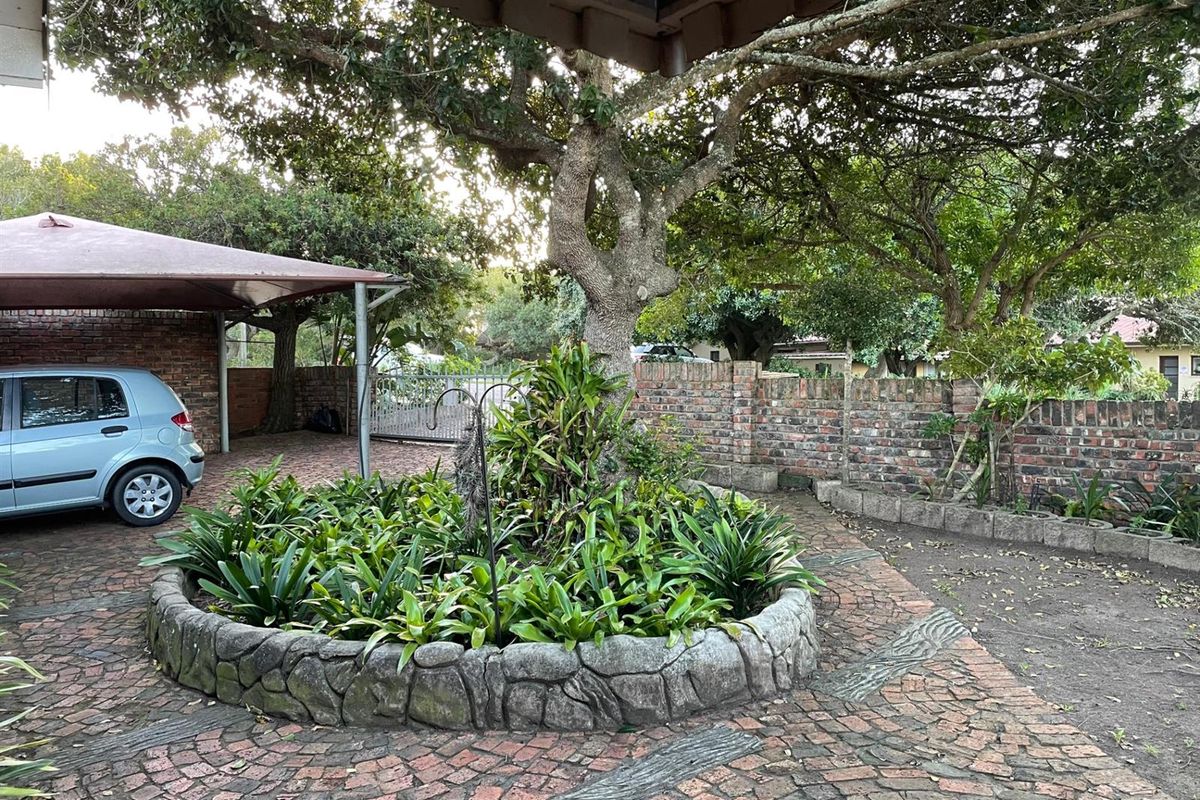 Beautiful spacious house with a view in a cul-de-sac. - Photo 3