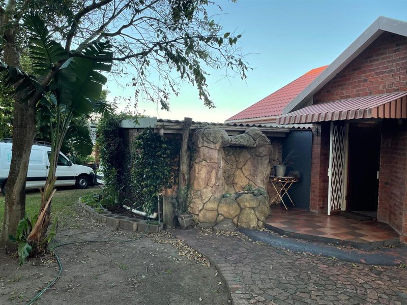 Beautiful spacious house with a view in a cul-de-sac. - Photo 2