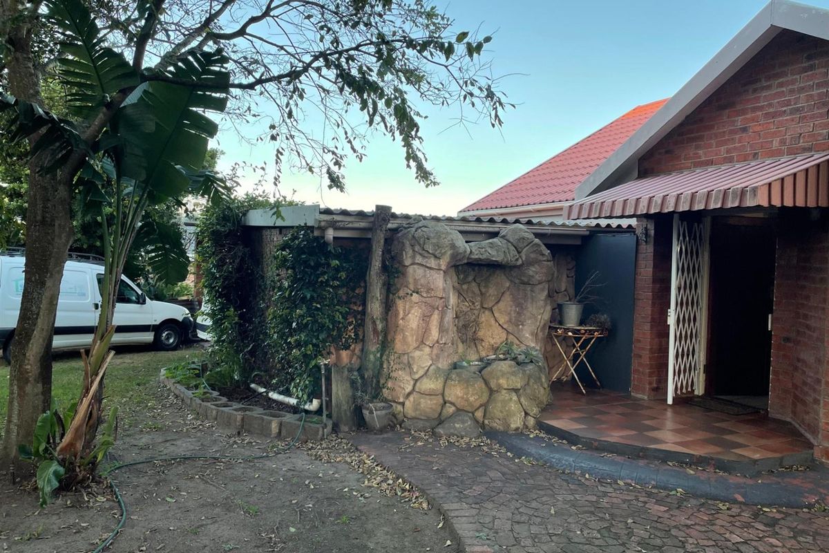 Beautiful spacious house with a view in a cul-de-sac. - Photo 2