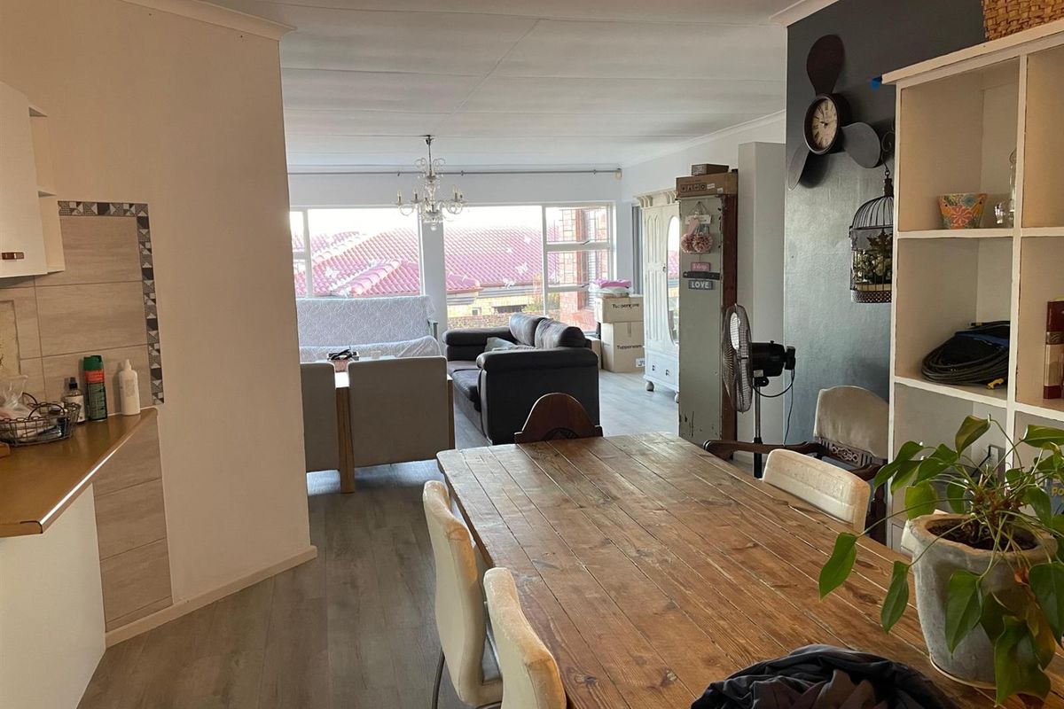 Beautiful spacious house with a view in a cul-de-sac. - Photo 5