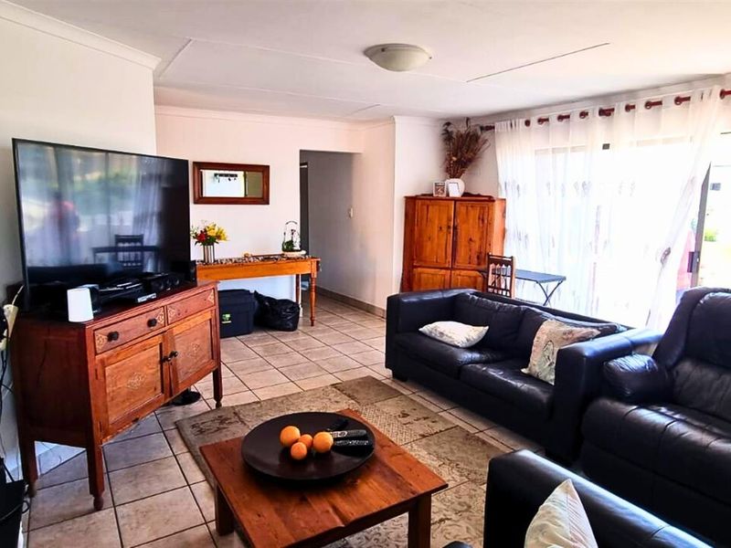 Elevated Coastal Living in Seemeeu Park, Mossel Bay - Photo 8