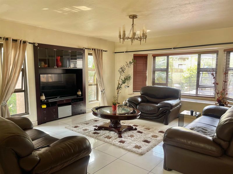 Luxury 3-Bedroom Home for Sale - Glen Erasmia Estate - Photo 5