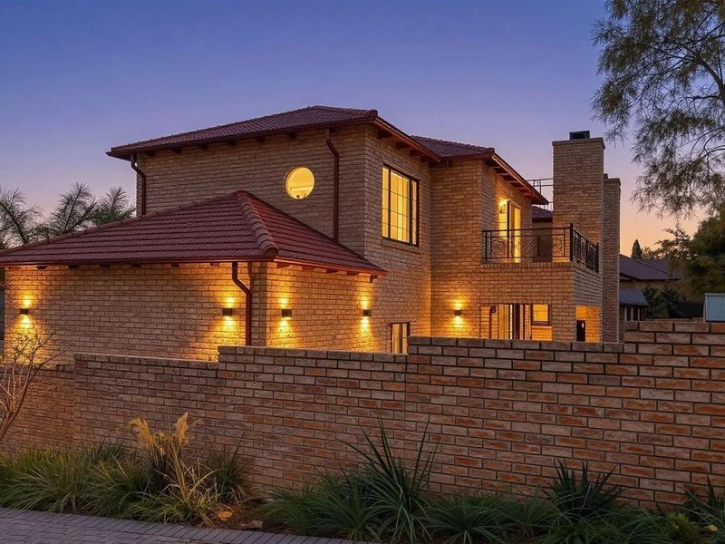 Modern and spacious face brick townhouse in secure complex - Photo 2