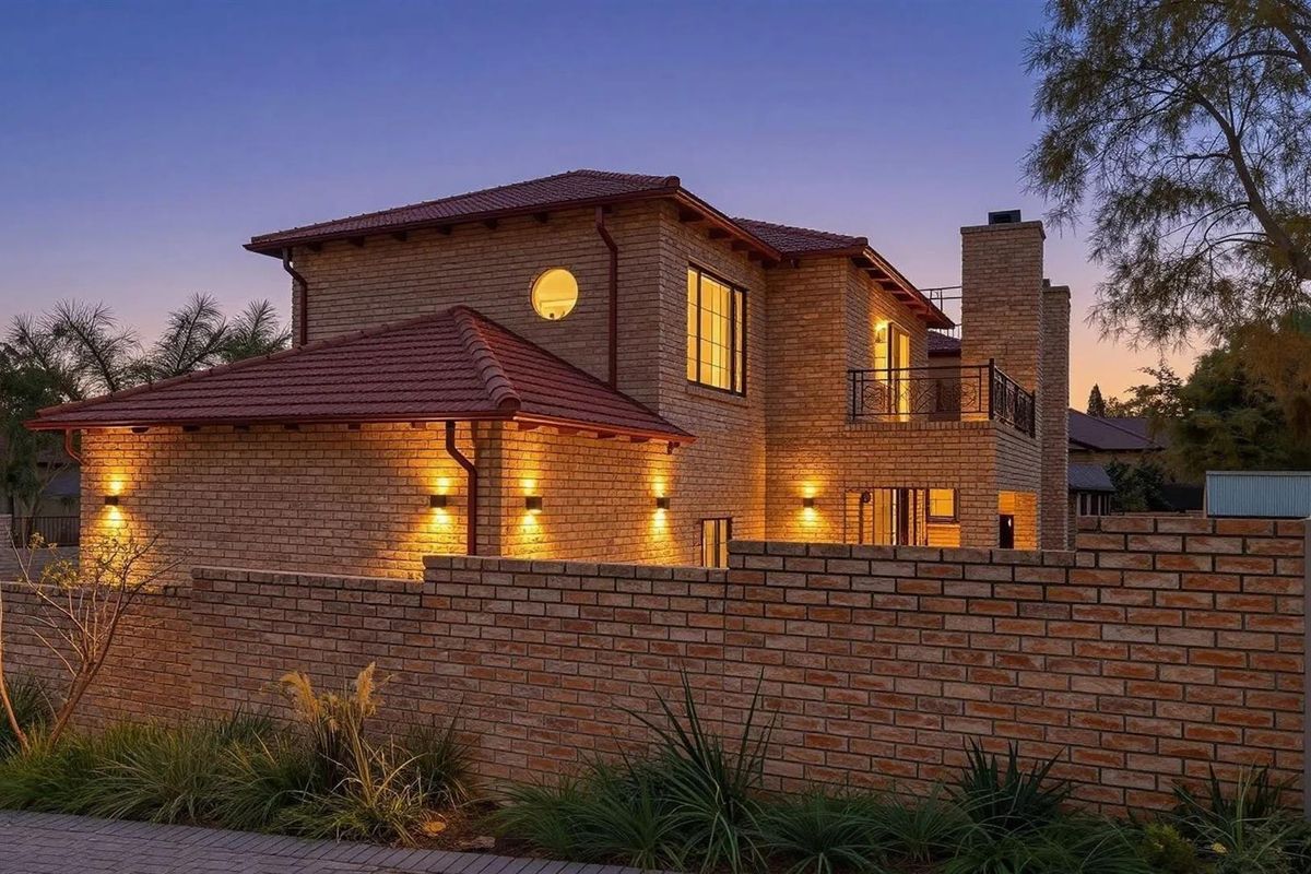 Modern and spacious face brick townhouse in secure complex - Photo 2