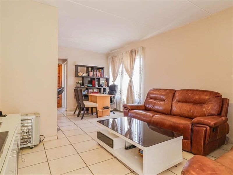 Modern and spacious face brick townhouse in secure complex - Photo 3