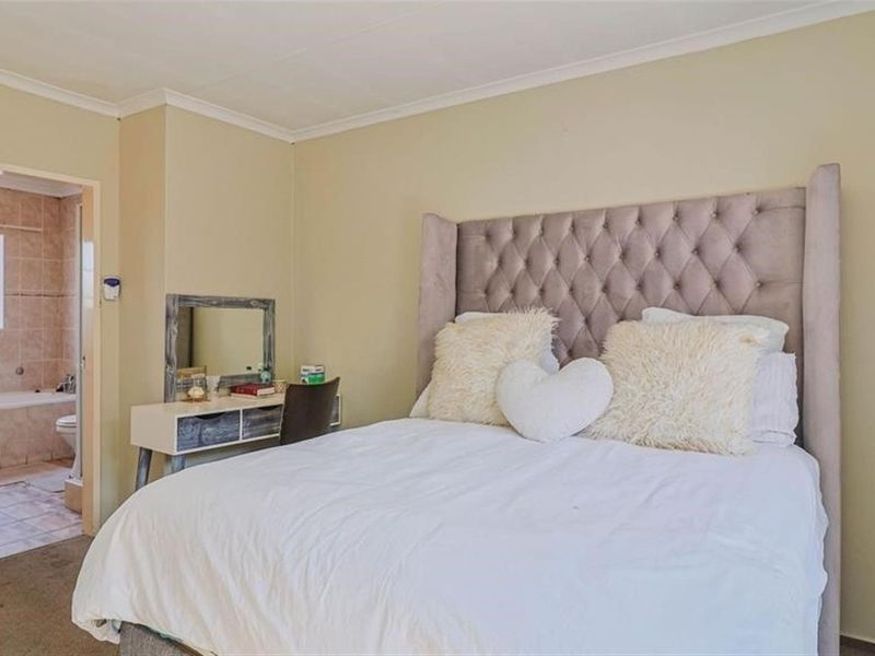 Modern and spacious face brick townhouse in secure complex - Photo 9