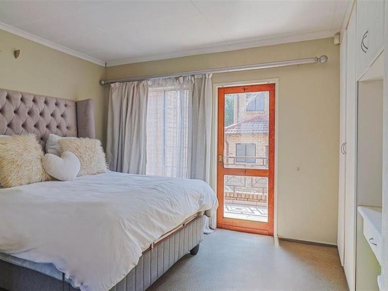 Modern and spacious face brick townhouse in secure complex - Photo 10