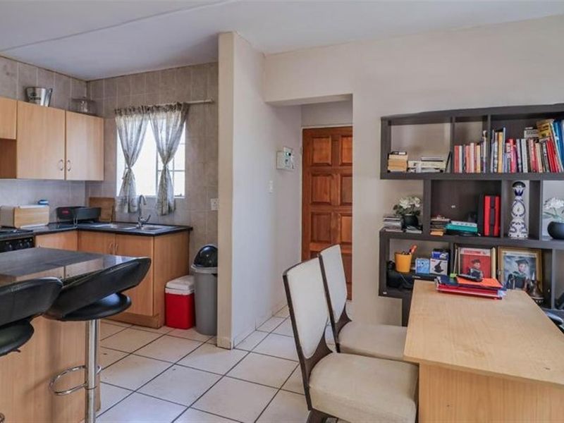 Modern and spacious face brick townhouse in secure complex - Photo 8