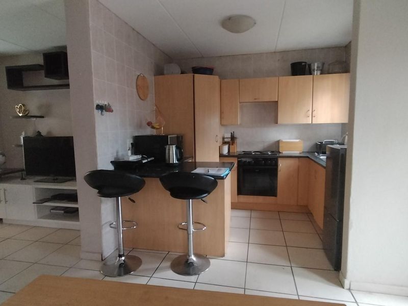 Modern and spacious face brick townhouse in secure complex - Photo 7