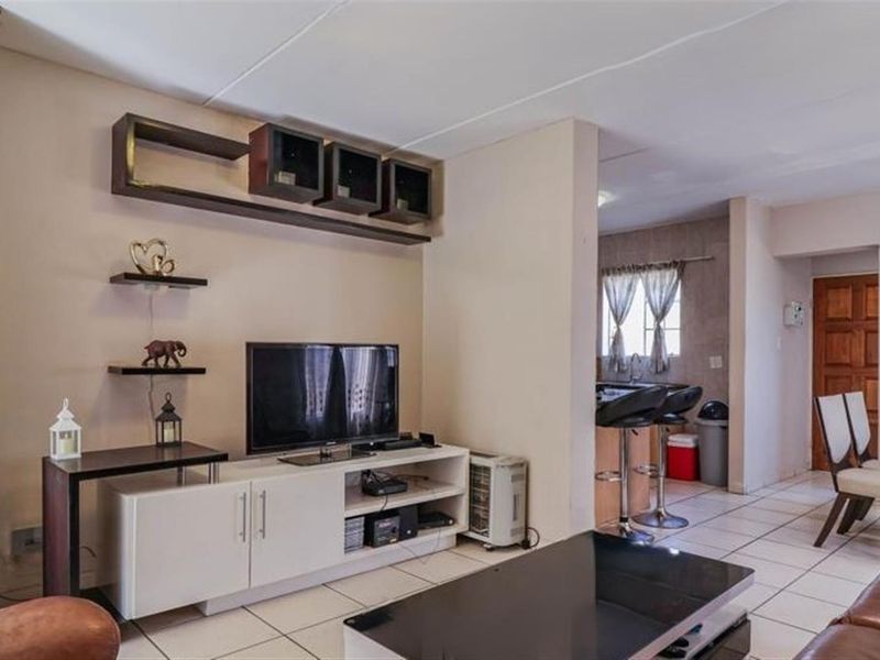 Modern and spacious face brick townhouse in secure complex - Photo 4