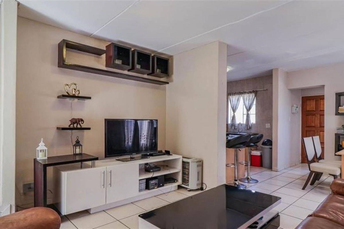 Modern and spacious face brick townhouse in secure complex - Photo 4