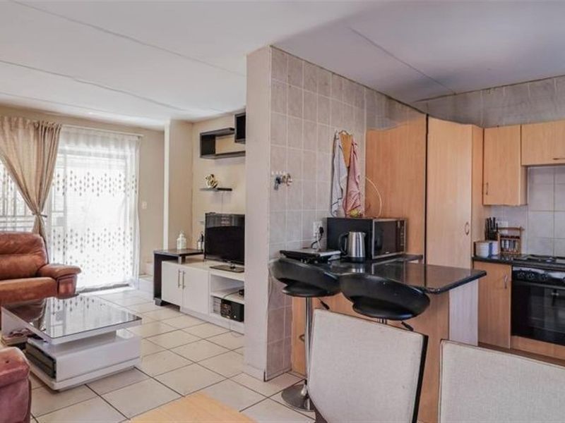 Modern and spacious face brick townhouse in secure complex - Photo 5