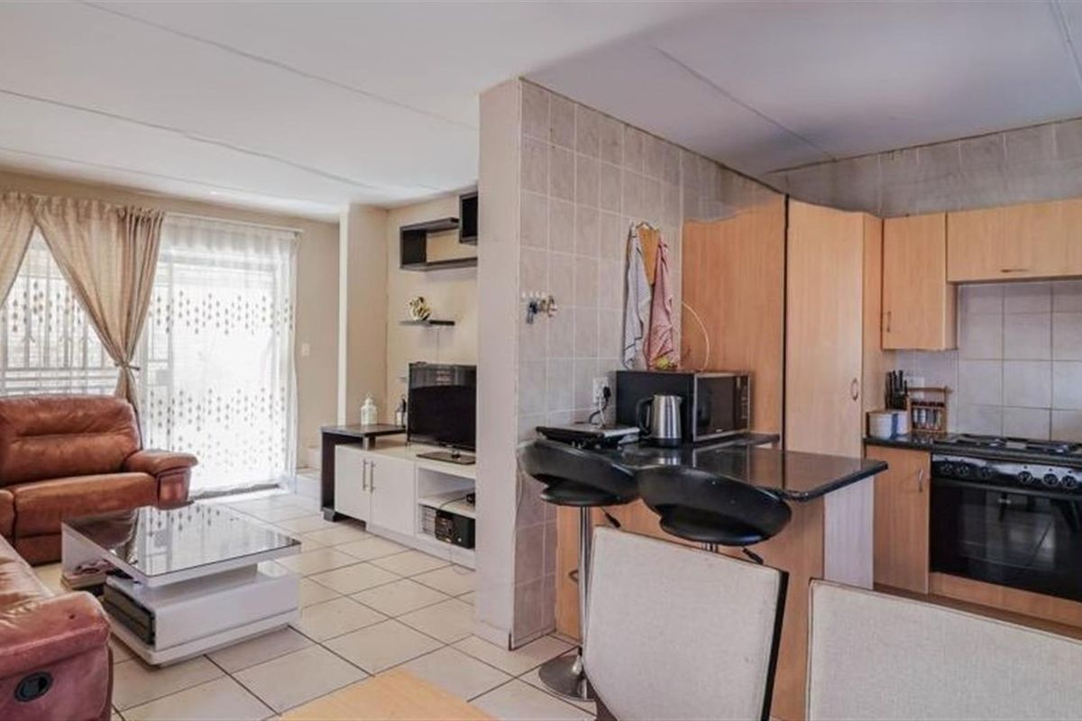 Modern and spacious face brick townhouse in secure complex - Photo 5