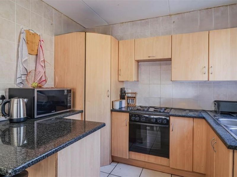 Modern and spacious face brick townhouse in secure complex - Photo 6