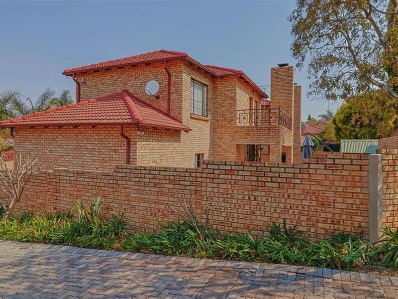 Modern and spacious face brick townhouse in secure complex - Photo 2