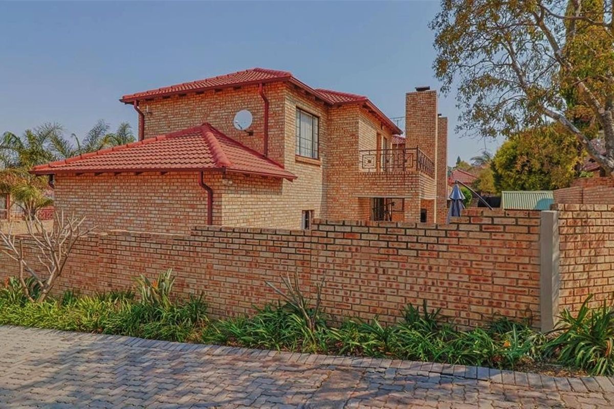 Modern and spacious face brick townhouse in secure complex - Photo 2
