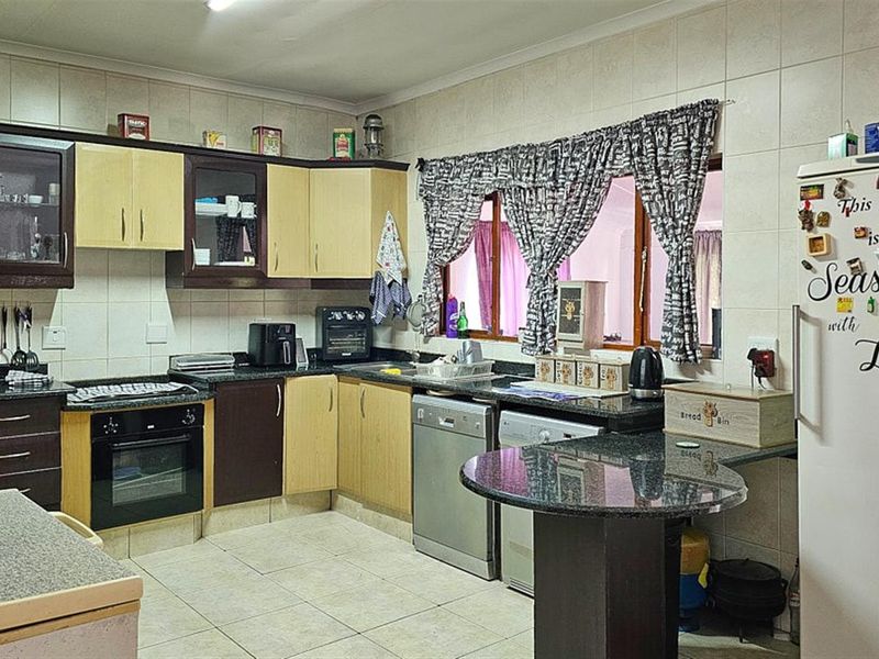 Lovely 3 Bedroom House - Photo 8