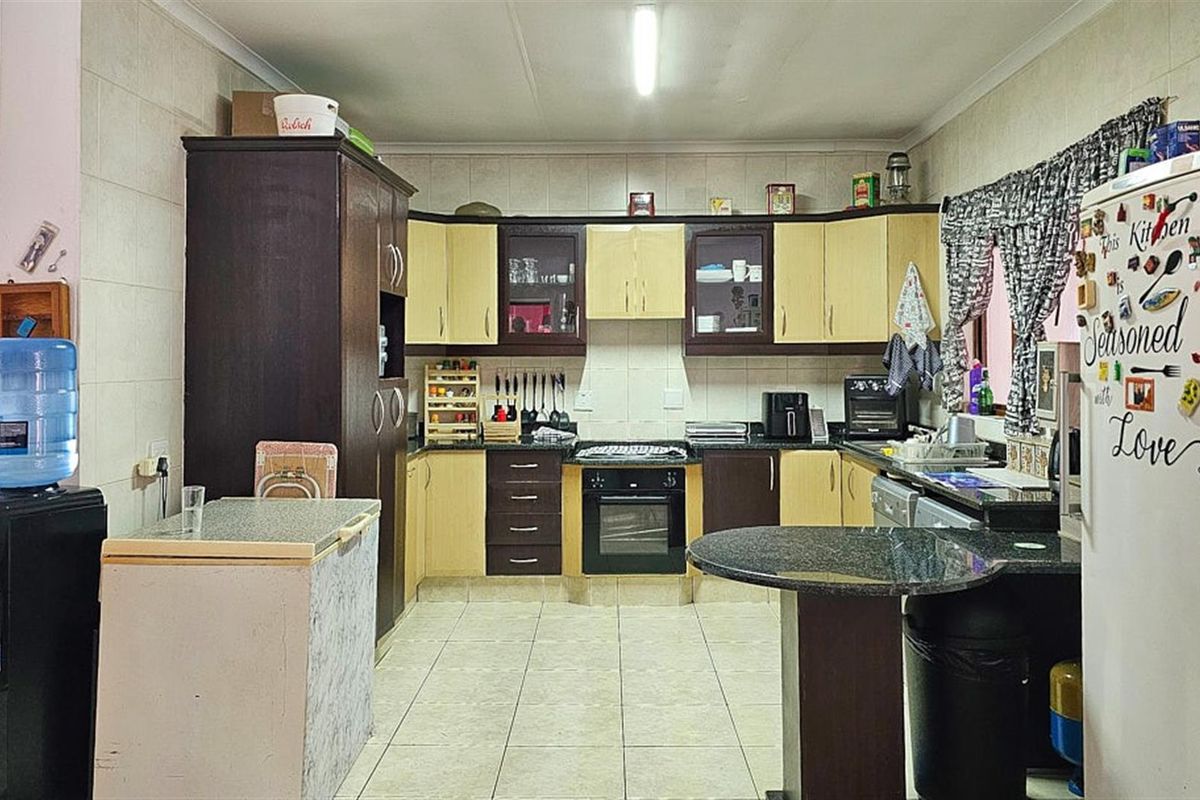 Lovely 3 Bedroom House - Photo 2