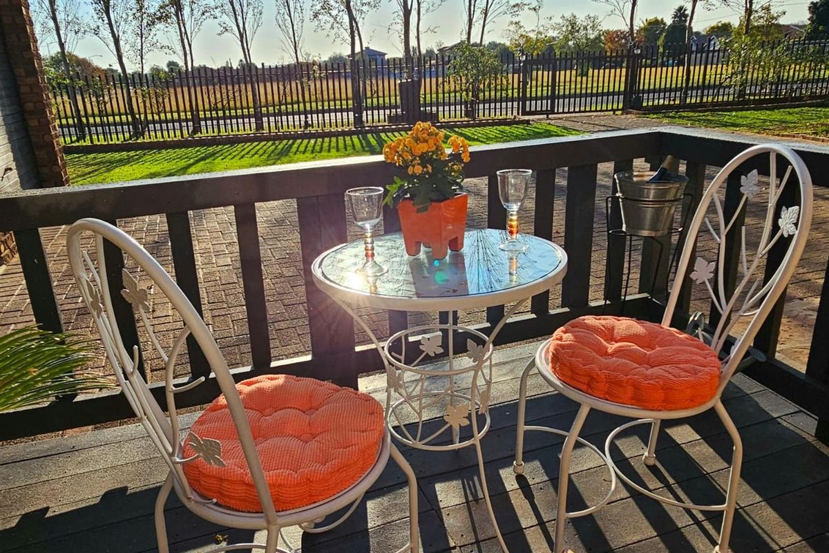 This Beautiful 3 bedroom, 3 bathroom family home is an Entertainers Dream - Photo 3