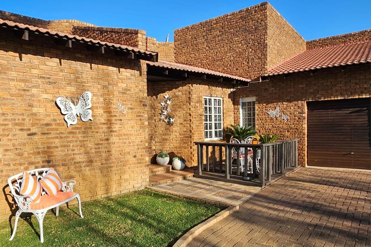 This Beautiful 3 bedroom, 3 bathroom family home is an Entertainers Dream - Photo 2