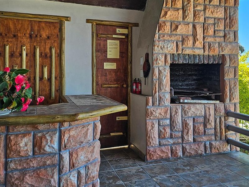 Executive, Luxury, Modern House with Pool - Photo 8