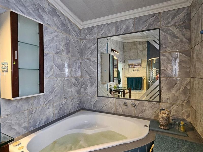 Executive, Luxury, Modern House with Pool - Photo 6