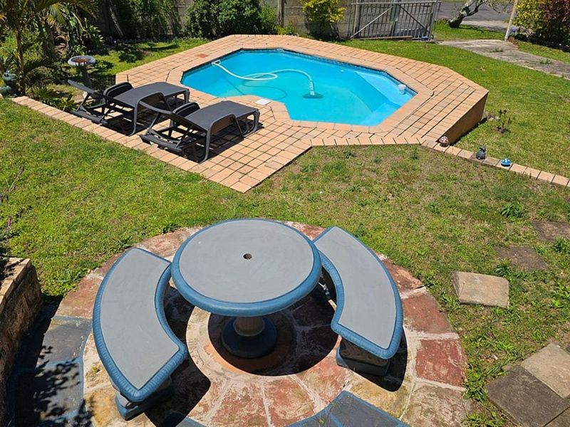 Executive, Luxury, Modern House with Pool - Photo 7