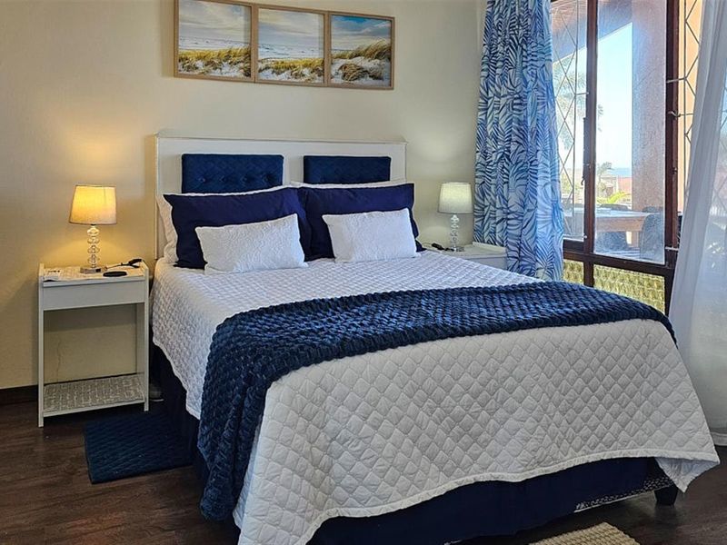 Executive, Luxury, Modern House with Pool - Photo 5