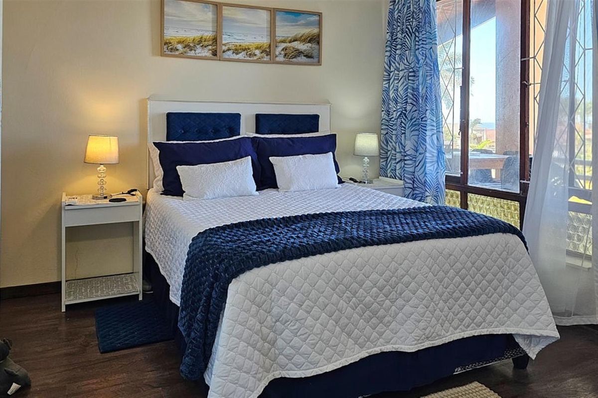 Executive, Luxury, Modern House with Pool - Photo 5