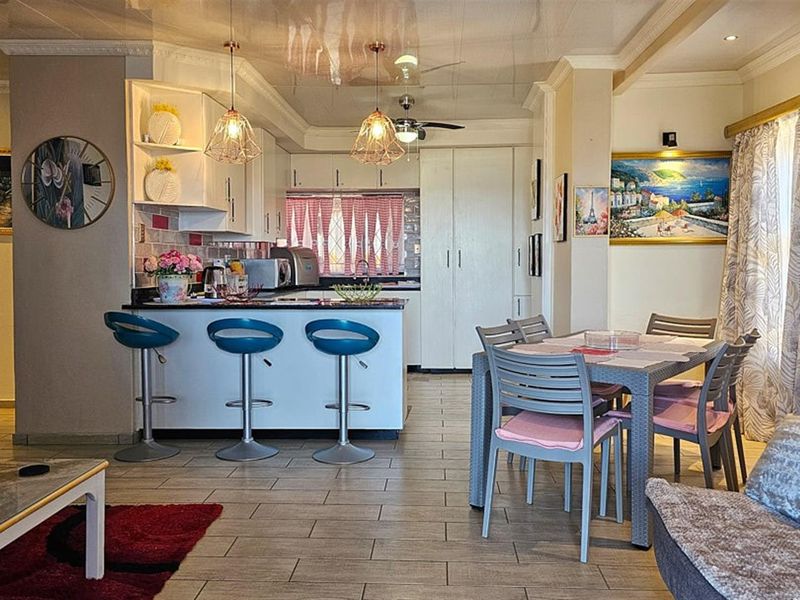 Executive, Luxury, Modern House with Pool - Photo 9