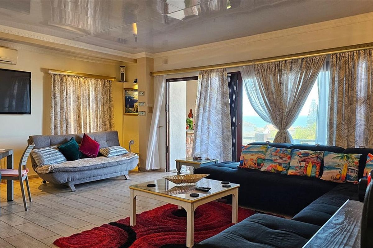 Executive, Luxury, Modern House with Pool - Photo 4