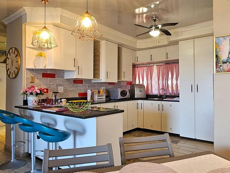 Executive, Luxury, Modern House with Pool - Photo 3